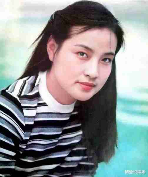 73岁刘晓庆晒出1983年第一届“央视春晚”旧照，确实美得很过分（刘晓庆1983年春晚上唱歌）-第8张图片-九妖电影