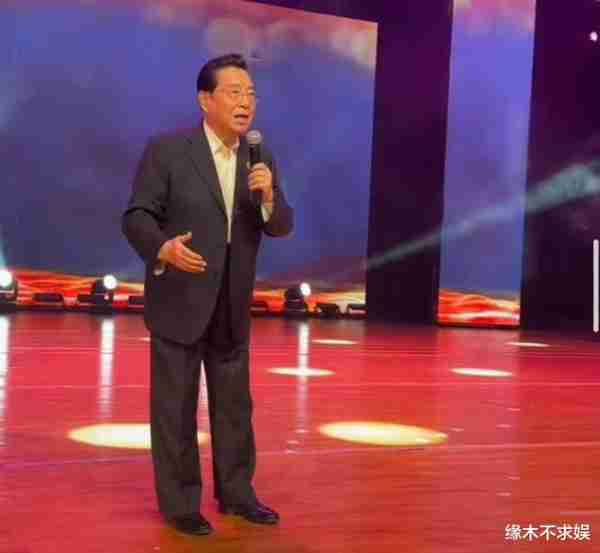 85岁李双江参加春晚，合影满头黑发太年轻，李天一近况疑曝光！（李天一李双江的种）-第7张图片-九妖电影