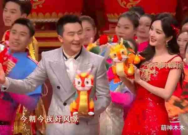 85花龙年春晚表现：杨幂穿新中式，唐嫣笑出鱼尾纹，刘诗诗晕妆（杨幂2021春晚穿搭短款）-第1张图片-九妖电影