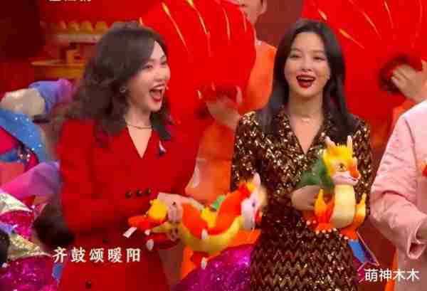 85花龙年春晚表现：杨幂穿新中式，唐嫣笑出鱼尾纹，刘诗诗晕妆（杨幂2021春晚穿搭短款）-第2张图片-九妖电影