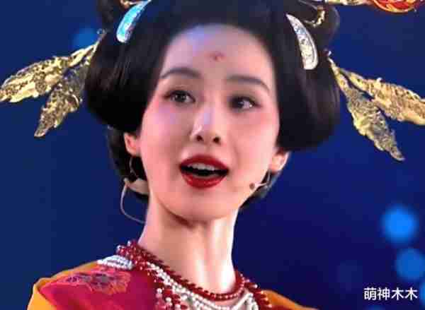 85花龙年春晚表现：杨幂穿新中式，唐嫣笑出鱼尾纹，刘诗诗晕妆（杨幂2021春晚穿搭短款）-第12张图片-九妖电影
