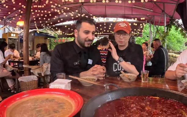 呀哈比比!网红老王在中国和王迅约火锅,两人曾一起合作万里归途-第4张图片-九妖电影 呀哈比比!网红老王在中国和王迅约火锅,两人曾一起合作万里归途-第4张图片-九妖电影