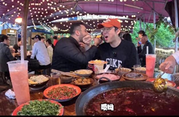 呀哈比比!网红老王在中国和王迅约火锅,两人曾一起合作万里归途-第1张图片-九妖电影 呀哈比比!网红老王在中国和王迅约火锅,两人曾一起合作万里归途-第1张图片-九妖电影