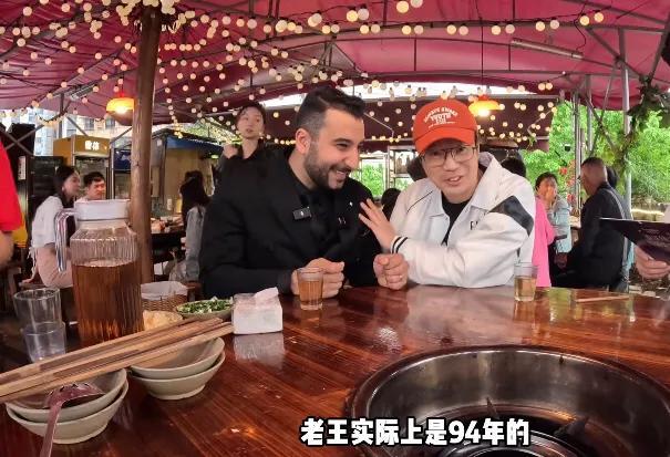 呀哈比比!网红老王在中国和王迅约火锅,两人曾一起合作万里归途-第3张图片-九妖电影 呀哈比比!网红老王在中国和王迅约火锅,两人曾一起合作万里归途-第3张图片-九妖电影