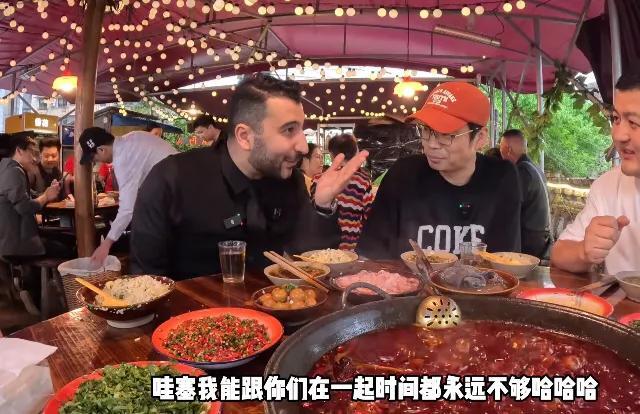呀哈比比!网红老王在中国和王迅约火锅,两人曾一起合作万里归途-第5张图片-九妖电影 呀哈比比!网红老王在中国和王迅约火锅,两人曾一起合作万里归途-第5张图片-九妖电影