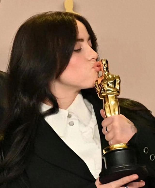 BillieEilish二度荣获奥斯卡金像奖(奥斯卡金像奖奖杯的来历)-第1张图片-九妖电影 BillieEilish二度荣获奥斯卡金像奖(奥斯卡金像奖奖杯的来历)-第1张图片-九妖电影