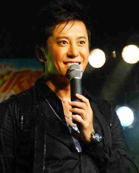 8次登春晚却作死入狱,现已经54岁无人过问,老伙伴也已不再联系_2(登上春晚次数最多的歌曲)-第11张图片-九妖电影 8次登春晚却作死入狱,现已经54岁无人过问,老伙伴也已不再联系_2(登上春晚次数最多的歌曲)-第11张图片-九妖电影