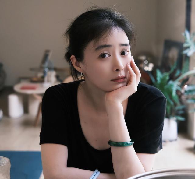 6位娱乐圈的“半截美人”,看脸绝美,但腿粗、虎背熊腰是硬伤(半截美女出世打一蔬菜名)-第14张图片-九妖电影 6位娱乐圈的“半截美人”,看脸绝美,但腿粗、虎背熊腰是硬伤(半截美女出世打一蔬菜名)-第14张图片-九妖电影