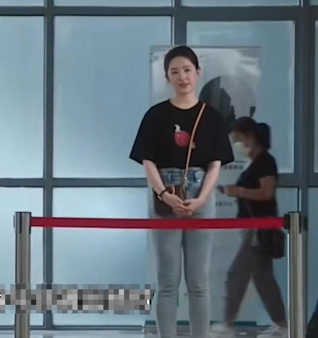 6位娱乐圈的“半截美人”,看脸绝美,但腿粗、虎背熊腰是硬伤(半截美女出世打一蔬菜名)-第22张图片-九妖电影 6位娱乐圈的“半截美人”,看脸绝美,但腿粗、虎背熊腰是硬伤(半截美女出世打一蔬菜名)-第22张图片-九妖电影