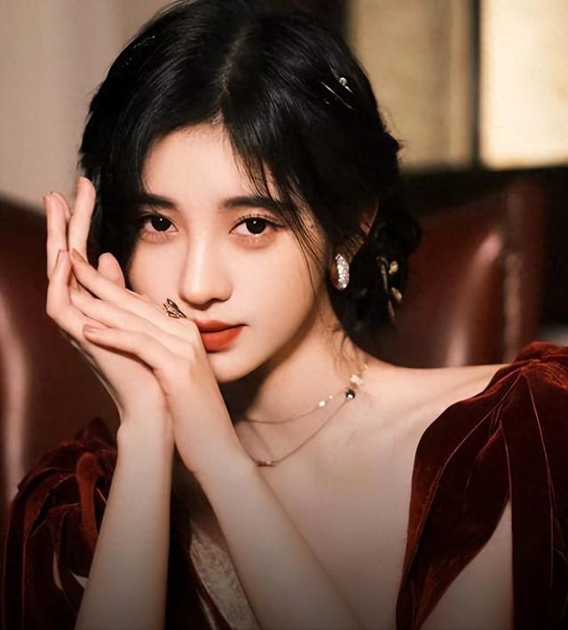 6位娱乐圈的“半截美人”,看脸绝美,但腿粗、虎背熊腰是硬伤(半截美女出世打一蔬菜名)-第33张图片-九妖电影 6位娱乐圈的“半截美人”,看脸绝美,但腿粗、虎背熊腰是硬伤(半截美女出世打一蔬菜名)-第33张图片-九妖电影