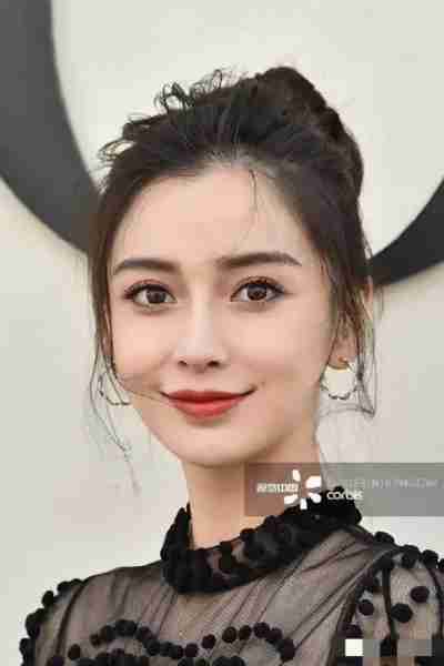 Angelababy这次真的玩大了,狼尾超短发挑战公众审美,你接受吗?(angelababy短发发型)-第5张图片-九妖电影 Angelababy这次真的玩大了,狼尾超短发挑战公众审美,你接受吗?(angelababy短发发型)-第5张图片-九妖电影