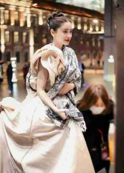 Angelababy这次真的玩大了,狼尾超短发挑战公众审美,你接受吗?(angelababy短发发型)-第7张图片-九妖电影 Angelababy这次真的玩大了,狼尾超短发挑战公众审美,你接受吗?(angelababy短发发型)-第7张图片-九妖电影