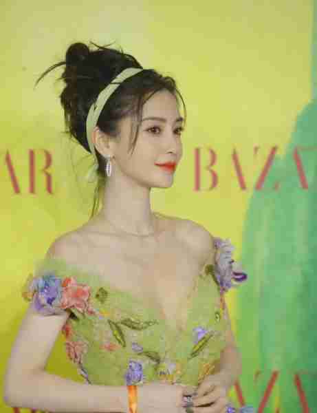 Angelababy这次真的玩大了,狼尾超短发挑战公众审美,你接受吗?(angelababy短发发型)-第8张图片-九妖电影 Angelababy这次真的玩大了,狼尾超短发挑战公众审美,你接受吗?(angelababy短发发型)-第8张图片-九妖电影