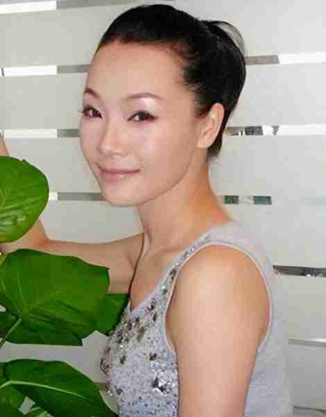 “军中绿花”吕薇:15次登上春晚,却因男友患癌耽搁事业(吕薇转业了吗知乎小说)-第5张图片-九妖电影 “军中绿花”吕薇:15次登上春晚,却因男友患癌耽搁事业(吕薇转业了吗知乎小说)-第5张图片-九妖电影