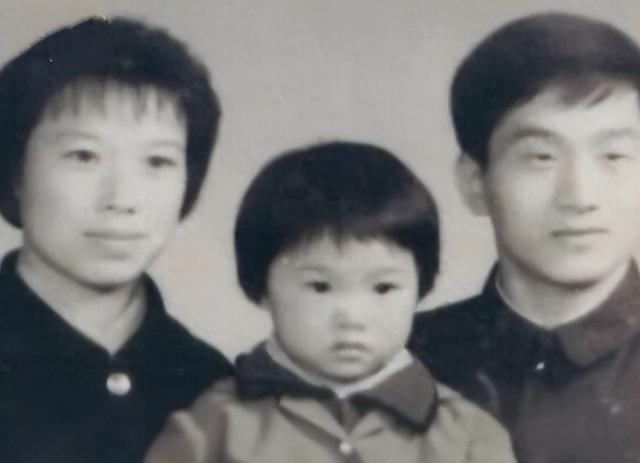 “军中绿花”吕薇:15次登上春晚,却因男友患癌耽搁事业(吕薇转业了吗知乎小说)-第6张图片-九妖电影 “军中绿花”吕薇:15次登上春晚,却因男友患癌耽搁事业(吕薇转业了吗知乎小说)-第6张图片-九妖电影