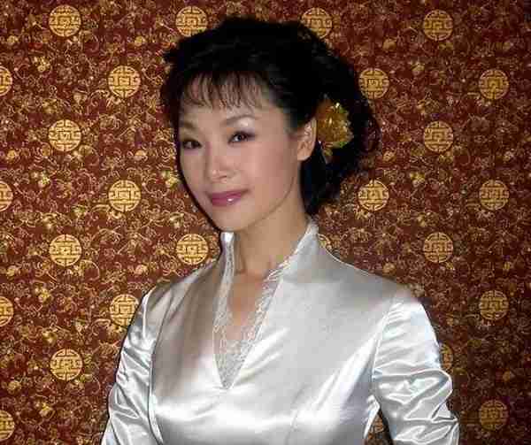 “军中绿花”吕薇:15次登上春晚,却因男友患癌耽搁事业(吕薇转业了吗知乎小说)-第7张图片-九妖电影 “军中绿花”吕薇:15次登上春晚,却因男友患癌耽搁事业(吕薇转业了吗知乎小说)-第7张图片-九妖电影