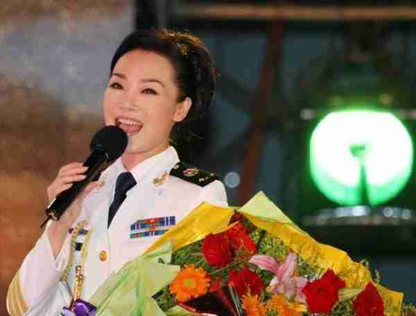 “军中绿花”吕薇:15次登上春晚,却因男友患癌耽搁事业(吕薇转业了吗知乎小说)-第8张图片-九妖电影 “军中绿花”吕薇:15次登上春晚,却因男友患癌耽搁事业(吕薇转业了吗知乎小说)-第8张图片-九妖电影