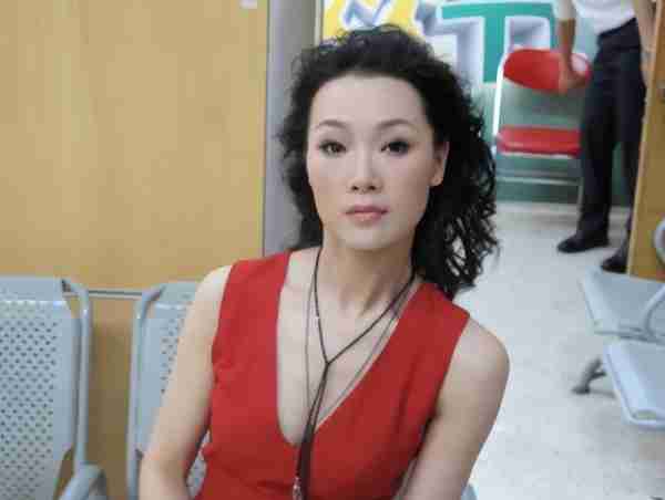 “军中绿花”吕薇:15次登上春晚,却因男友患癌耽搁事业(吕薇转业了吗知乎小说)-第10张图片-九妖电影 “军中绿花”吕薇:15次登上春晚,却因男友患癌耽搁事业(吕薇转业了吗知乎小说)-第10张图片-九妖电影