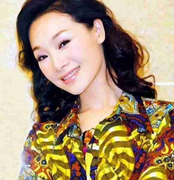 “军中绿花”吕薇:15次登上春晚,却因男友患癌耽搁事业(吕薇转业了吗知乎小说)-第14张图片-九妖电影 “军中绿花”吕薇:15次登上春晚,却因男友患癌耽搁事业(吕薇转业了吗知乎小说)-第14张图片-九妖电影