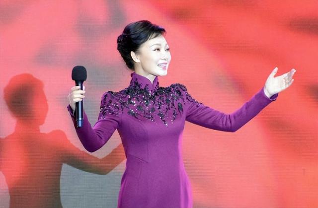 “军中绿花”吕薇:15次登上春晚,却因男友患癌耽搁事业(吕薇转业了吗知乎小说)-第18张图片-九妖电影 “军中绿花”吕薇:15次登上春晚,却因男友患癌耽搁事业(吕薇转业了吗知乎小说)-第18张图片-九妖电影