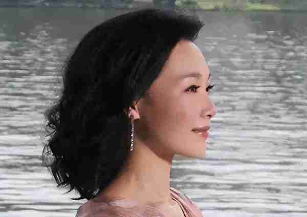 “军中绿花”吕薇:15次登上春晚,却因男友患癌耽搁事业(吕薇转业了吗知乎小说)-第26张图片-九妖电影 “军中绿花”吕薇:15次登上春晚,却因男友患癌耽搁事业(吕薇转业了吗知乎小说)-第26张图片-九妖电影