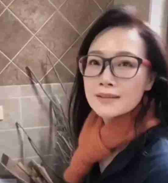 “军中绿花”吕薇:15次登上春晚,却因男友患癌耽搁事业(吕薇转业了吗知乎小说)-第27张图片-九妖电影 “军中绿花”吕薇:15次登上春晚,却因男友患癌耽搁事业(吕薇转业了吗知乎小说)-第27张图片-九妖电影