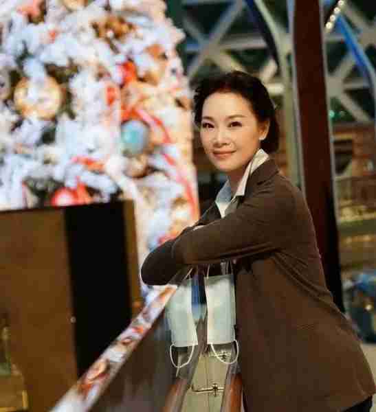 “军中绿花”吕薇:15次登上春晚,却因男友患癌耽搁事业(吕薇转业了吗知乎小说)-第28张图片-九妖电影 “军中绿花”吕薇:15次登上春晚,却因男友患癌耽搁事业(吕薇转业了吗知乎小说)-第28张图片-九妖电影