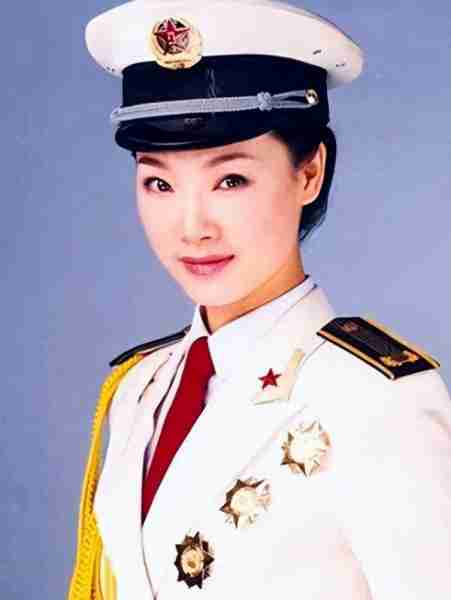 “军中绿花”吕薇:15次登上春晚,却因男友患癌耽搁事业(吕薇转业了吗知乎小说)-第32张图片-九妖电影 “军中绿花”吕薇:15次登上春晚,却因男友患癌耽搁事业(吕薇转业了吗知乎小说)-第32张图片-九妖电影