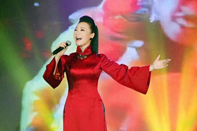 “军中绿花”吕薇:15次登上春晚,却因男友患癌耽搁事业(吕薇转业了吗知乎小说)-第33张图片-九妖电影 “军中绿花”吕薇:15次登上春晚,却因男友患癌耽搁事业(吕薇转业了吗知乎小说)-第33张图片-九妖电影