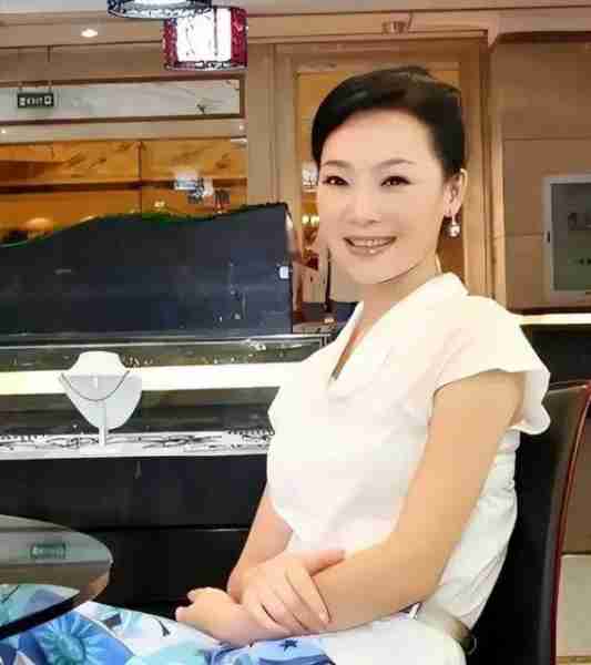 “军中绿花”吕薇:15次登上春晚,却因男友患癌耽搁事业(吕薇转业了吗知乎小说)-第37张图片-九妖电影 “军中绿花”吕薇:15次登上春晚,却因男友患癌耽搁事业(吕薇转业了吗知乎小说)-第37张图片-九妖电影
