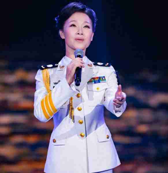 “军中绿花”吕薇:15次登上春晚,却因男友患癌耽搁事业(吕薇转业了吗知乎小说)-第40张图片-九妖电影 “军中绿花”吕薇:15次登上春晚,却因男友患癌耽搁事业(吕薇转业了吗知乎小说)-第40张图片-九妖电影