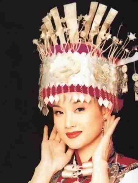 “民歌天后”宋祖英：24年的春晚常客，为何会突然“消失”（被小飞虫碰过的水果能吃吗有毒吗）-第2张图片-九妖电影