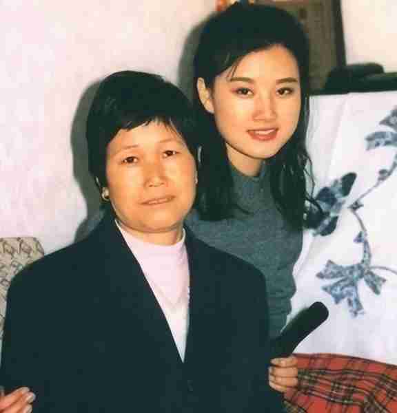 “民歌天后”宋祖英：24年的春晚常客，为何会突然“消失”（被小飞虫碰过的水果能吃吗有毒吗）-第3张图片-九妖电影