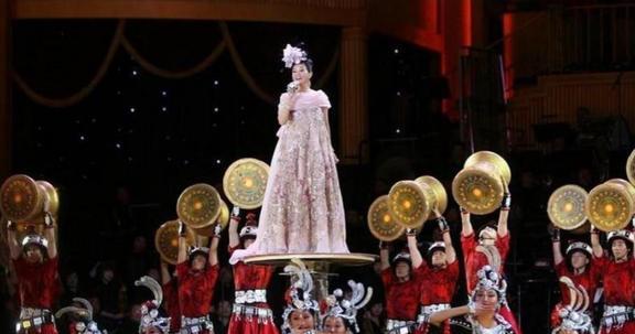 “民歌天后”宋祖英：24年的春晚常客，为何会突然“消失”（被小飞虫碰过的水果能吃吗有毒吗）-第7张图片-九妖电影