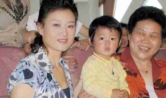 “民歌天后”宋祖英：24年的春晚常客，为何会突然“消失”（被小飞虫碰过的水果能吃吗有毒吗）-第20张图片-九妖电影