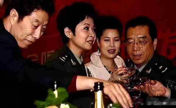 “民歌天后”董文华-13次登上春晚，因“合照”事业下滑，今如何（董文华复出演唱视频）-第17张图片-九妖电影
