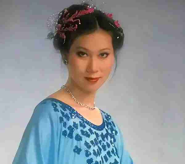 “民歌皇后”奚秀兰：丈夫为她被赶出豪门，凭借春晚爆红全国（奚秀兰经典金曲18首视频）-第2张图片-九妖电影