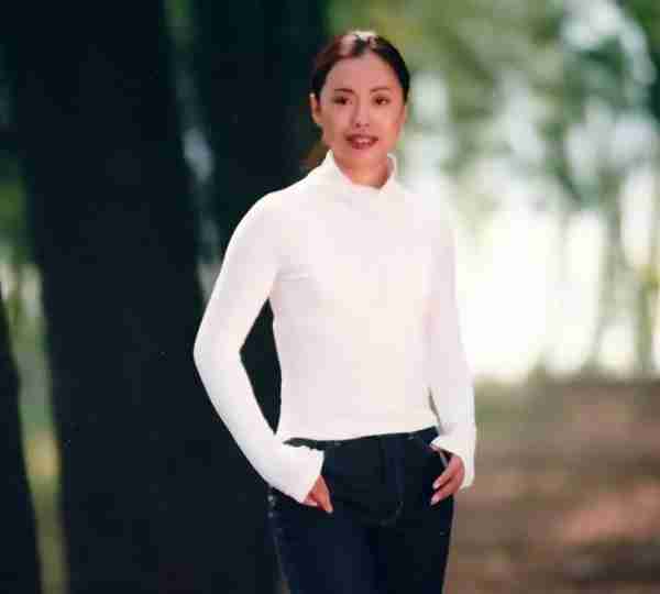 “铁肺歌后”黄绮珊：二上央视春晚，三婚三离后要活成倔强的玫瑰（歌唱家黄绮珊）-第12张图片-九妖电影