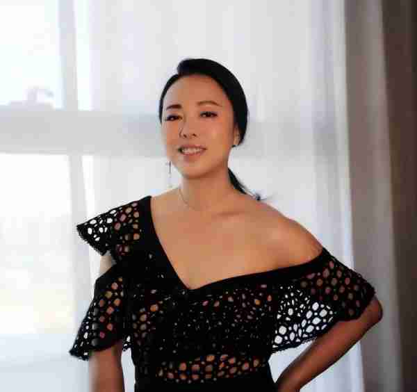 “铁肺歌后”黄绮珊：二上央视春晚，三婚三离后要活成倔强的玫瑰（歌唱家黄绮珊）-第24张图片-九妖电影