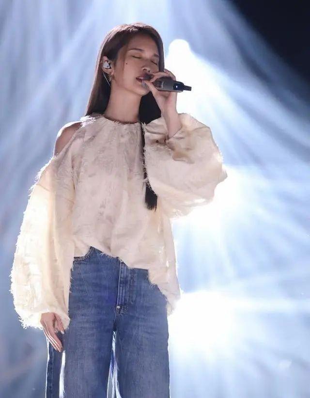 《歌手》2024杨丞琳淘汰出局,音乐合伙人李莎旻子暖心宽慰-第8张图片-九妖电影 《歌手》2024杨丞琳淘汰出局,音乐合伙人李莎旻子暖心宽慰-第8张图片-九妖电影