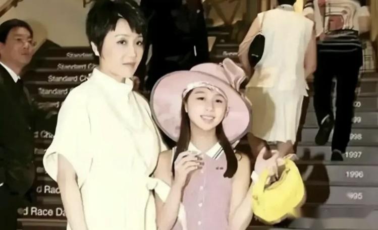 “赌王”何鸿燊的四姨太有多美？20张照片告诉你，美艳不可方物！-第11张图片-九妖电影