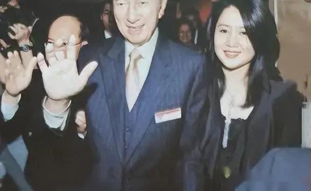 “赌王”何鸿燊的四姨太有多美？20张照片告诉你，美艳不可方物！-第16张图片-九妖电影