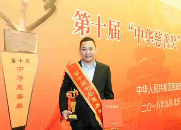 《人世间》唱响，13次登上春晚，低调做慈善，42岁仍在追梦路上（人世间原型）-第31张图片-九妖电影