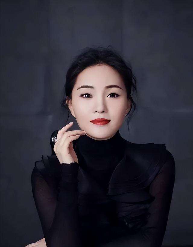 《人世间》唱响，13次登上春晚，低调做慈善，42岁仍在追梦路上（人世间原型）-第39张图片-九妖电影