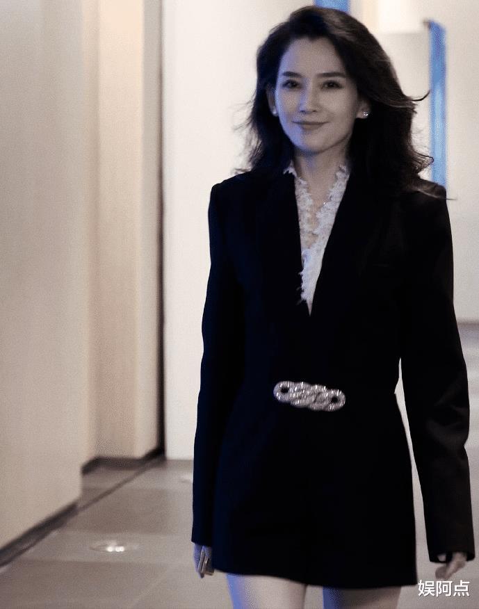 超甜！汪峰带新女友家庭聚餐，两人十指紧扣不避嫌，无视外界目光-第7张图片-九妖电影