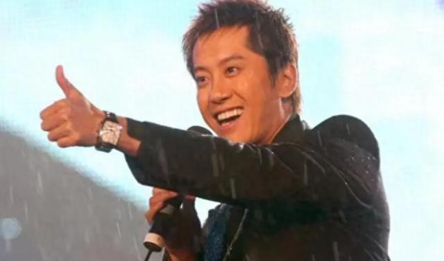 他8次登春晚却作死入狱,现54岁被富婆搂着卖唱,凄惨现状太唏嘘-第2张图片-九妖电影 他8次登春晚却作死入狱,现54岁被富婆搂着卖唱,凄惨现状太唏嘘-第2张图片-九妖电影