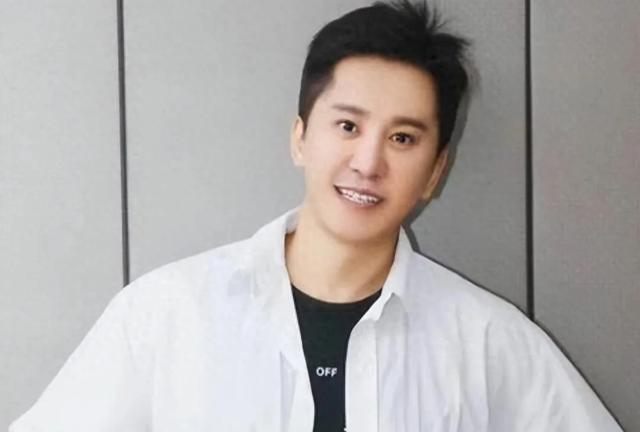 他8次登春晚却作死入狱,现54岁被富婆搂着卖唱,凄惨现状太唏嘘-第1张图片-九妖电影 他8次登春晚却作死入狱,现54岁被富婆搂着卖唱,凄惨现状太唏嘘-第1张图片-九妖电影