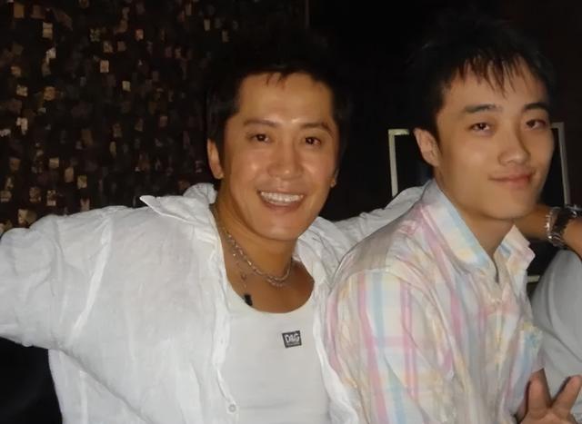他8次登春晚却作死入狱,现54岁被富婆搂着卖唱,凄惨现状太唏嘘-第8张图片-九妖电影 他8次登春晚却作死入狱,现54岁被富婆搂着卖唱,凄惨现状太唏嘘-第8张图片-九妖电影
