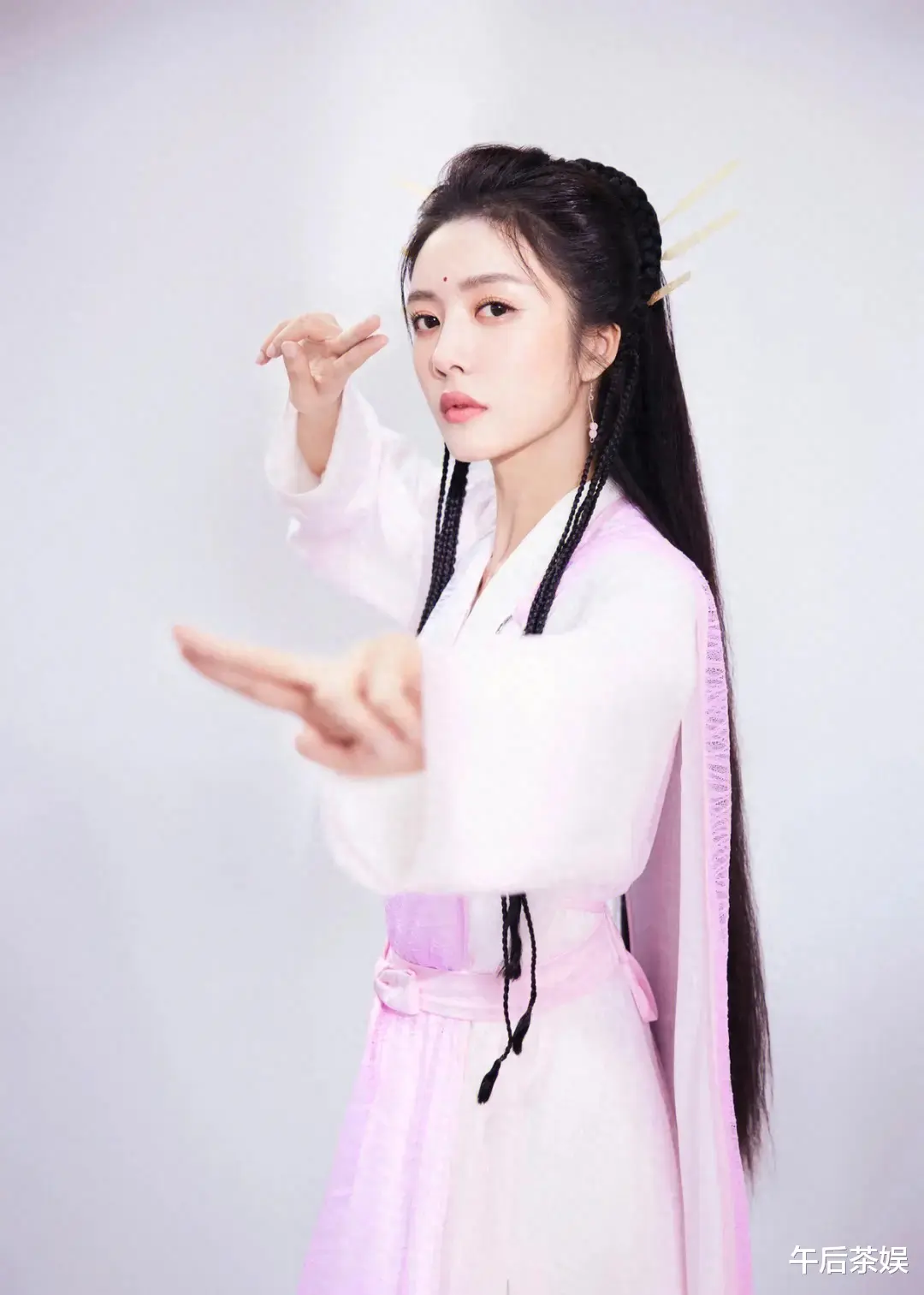 《奔跑吧》特别季开录，成员大合影曝光，古装女神首综艺（奔跑吧特别篇嘉宾名单）-第3张图片-九妖电影