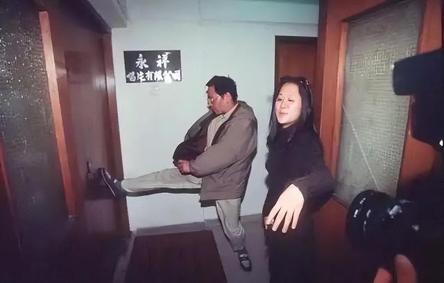 三女共侍一夫,每人每月还有50万工资拿,每周还有一天休息时间(混乱家庭派对)-第17张图片-九妖电影 三女共侍一夫,每人每月还有50万工资拿,每周还有一天休息时间(混乱家庭派对)-第17张图片-九妖电影